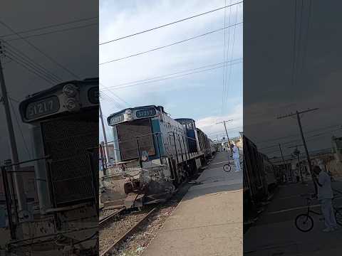 Tren 🚄 de pasajeros procedente de Morón llegando al andén en Ciego de Ávila