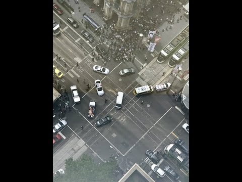 Кола се вряза в спирка в Мелбърн, най-малко трима загинали