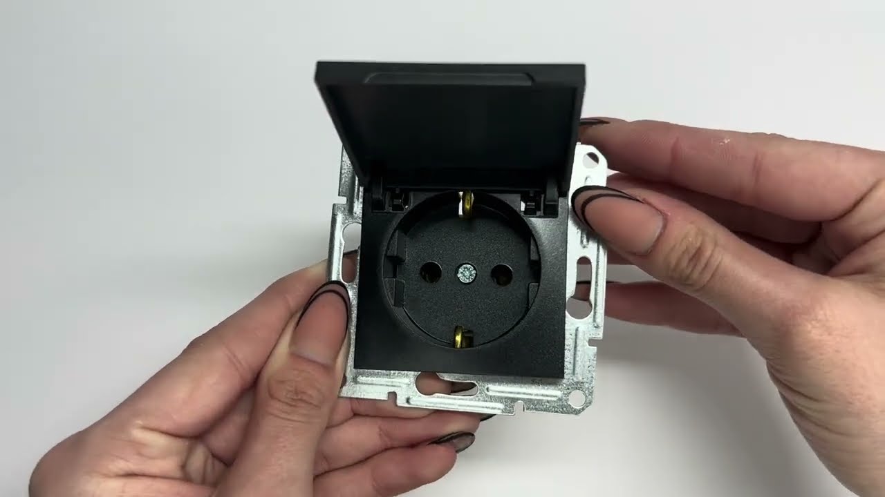 Розетка одинарная с/з и крышкой SCHNEIDER Asfora антрацит EPH3100171