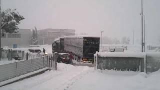 preview picture of video 'Traffico bloccato a causa di nevicata eccezzionale a Torriana (Rimini)'