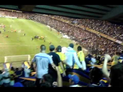 "Un cementerio de gallinas / Superclasico Lib 2015" Barra: La 12 • Club: Boca Juniors • País: Argentina