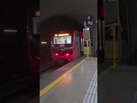 Metro de Santiago 🇨🇱 | Línea 2 | NS-16 N.°2149 Retirándose de la Estación La Cisterna.