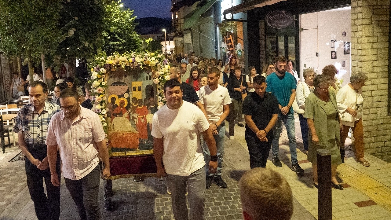 Πανηγυρίζει ο Ι.Ν. Παναγίας στο Καρπενήσι - Η περιφορά της εικόνας την παραμονή (7.9.26)