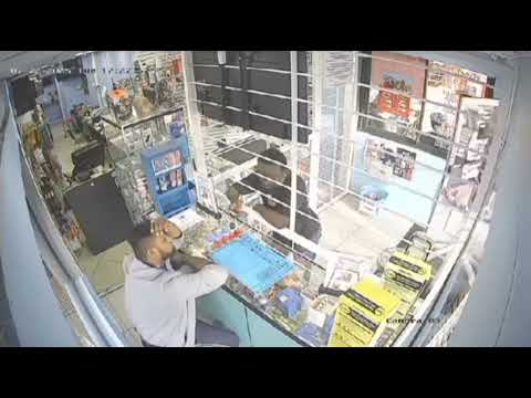 Brazen theft in Curepe: Man steals phone while examining it in store