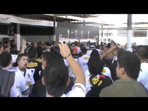 "Previa Garra Blanca en la Puerta 13.m4v" Barra: Garra Blanca &bull; Club: Colo-Colo