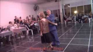 ELVIRA BORRONE y OSVALDO AGUDIO bailando el tango TRENZAS en FLOREAL MILONGA