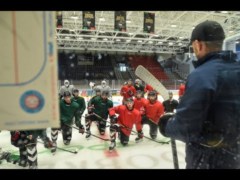 "Siema mordo", kierownik budowy i nowa szatnia. Kulisy pierwszego treningu na lodzie