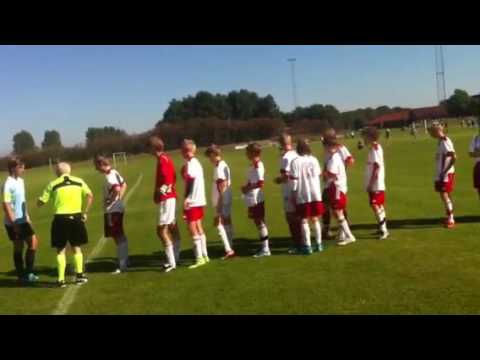 Ejby og Vestres drenge hilser på hinanden