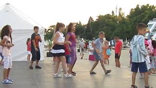 Лето - это маленькая жизнь. Дискотека для детей на пляже в Болгарии.