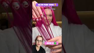 Pembe Saçlarından Tırnak Yaptı