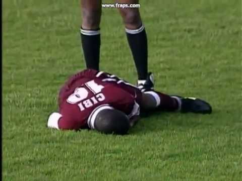 fulmine colpisce campo di calcio durante la partita