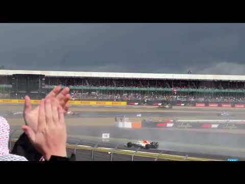 Uma ultrapassagem dupla na chuva é inédita. Sir Lewis Hamilton senhora e senhores! #f1 #ferrarif1