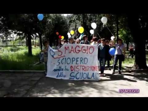 TG7 Basilicata Rionero: La Scuola scende in Piazza. Interviste.