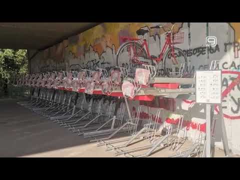 Спратни паркинг за бицикле и испод Моста слободе („Инфо”, Канал 9, 9. 9. 2025.)