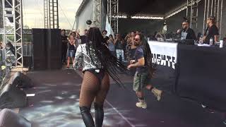 Marcelo Falcão invadindo palco da Iza !