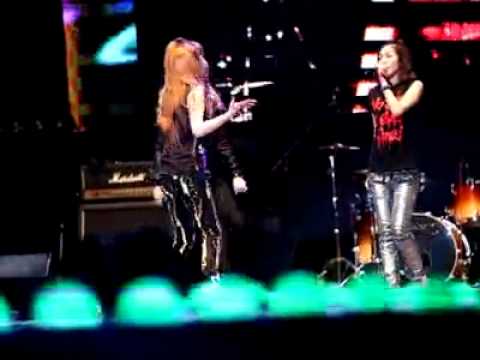 [FANCAM] 2ne1 - I don't care @Yonsei Arakara Festival