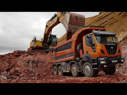 Demo Fandos ASTRA HD9 86.56  siendo cargado por una gran excavadora Caterpillar.