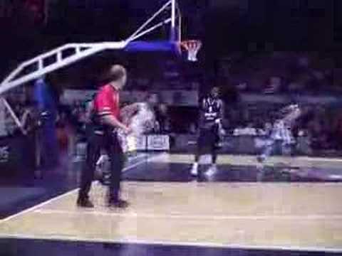 32 19-01-08 BCO-Bologna bis - Jerry Green scoort op fast-bre