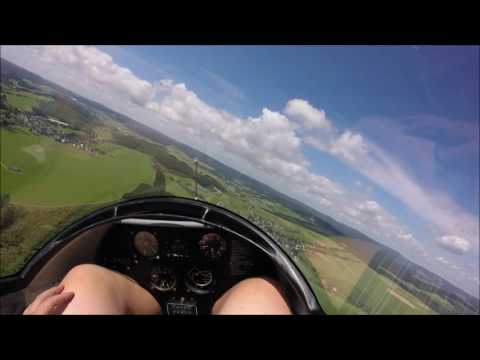 Eine Platzrunde mit der D-0077 über Schameder EDGQ im Wittgensteiner Land