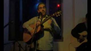Benyamin Steinberg Performs Carlebach/Modzitz"Hodu La'shem" Chanuka 2009 (הזמר והיוצר בנימין שטיינברג) - התמונה מוצגת ישירות מתוך אתר האינטרנט יוטיוב. זכויות היוצרים בתמונה שייכות ליוצרה. קישור קרדיט למקור התוכן נמצא בתוך דף הסרטון