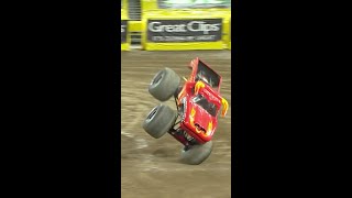 Download lagu This Bull is Loco 😳 #Shorts #monsterjam mp3