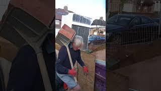 The old bastard still at it . Paul Weller  #hodcarrier #oldschool #bricklaying #tutorial