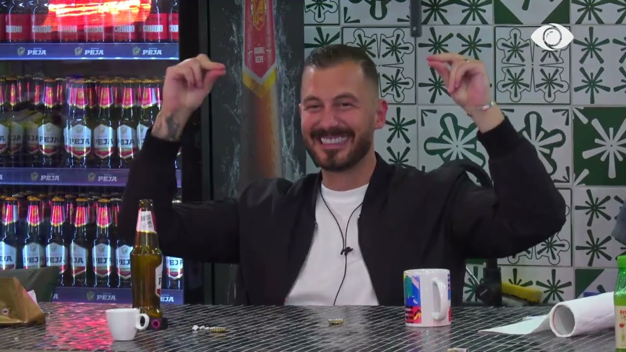 Atmosferë festive/ Banorët kërcejnë nën ritmet e muzikës