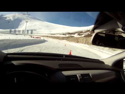 Mercedes-Benz Experiencia 4MATIC Cursos de conducción sobre nieve y hielo. Ejercicio 5