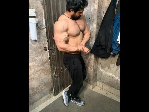 Huge 120 kg bodybuilder working out