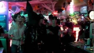 preview picture of video 'Soir d'Halloween : entrainement (2) des clients à la chorégraphie au Tommy's Diner Le Pontet !'