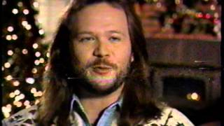 Travis Tritt sings &quot;Silent Night&quot; on Christmas special.