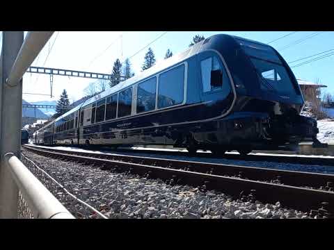 【GoldenPass Express】Der Luxuszug vom GoldenPass fährt nach Montreux.