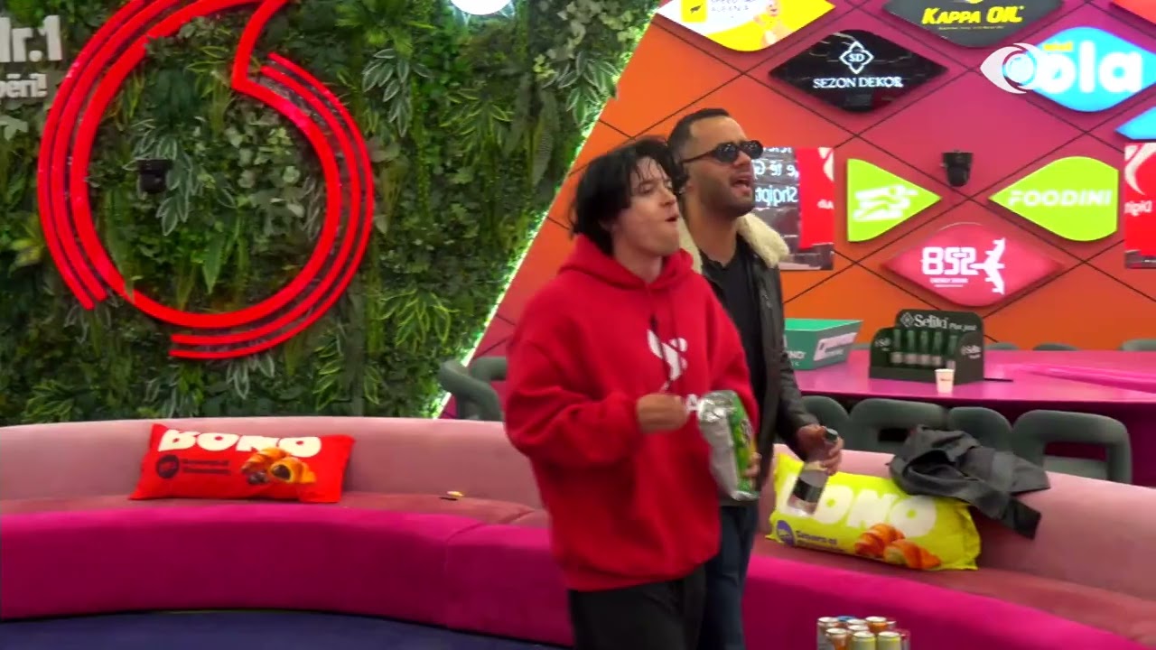 O kokëlesh/ Mal dhe Stenaldo këndojnë për Rogertin