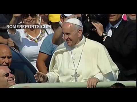 Papa reza en el mar por los emigrantes clandestinos que no llegaron a tierra