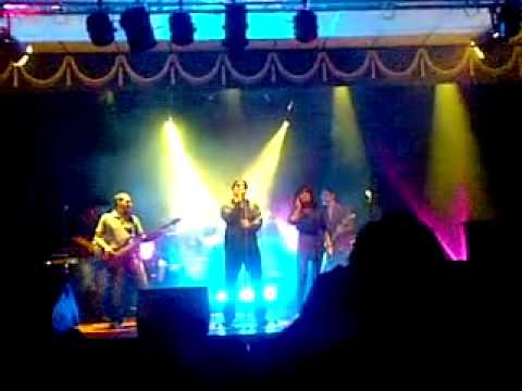 Kaisey Mumkin hai - Karavan Feat Zoe Viccaji Live at PACC (16th Oct 2010).mp4