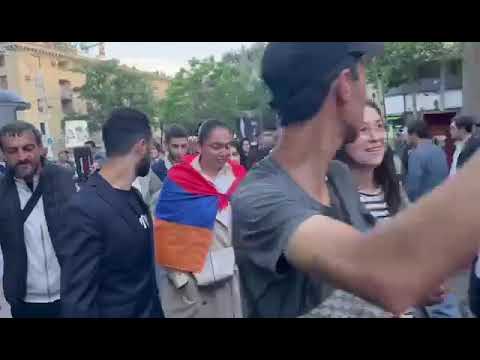 Մի խումբ կամավորներ բղավելով եկան հավաքի վայր