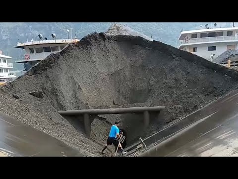 Barge Unloading 3600 tons of alluvial sand!  The flow of sand makes you relax