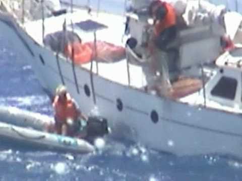 Dangerous  attempt  to board Yacht off Pitcairn Island during storm