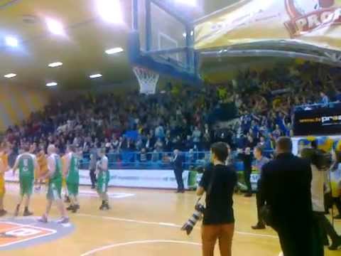 BM Węgiel Stal Ostrów Wlkp. świętuje po wygranej z pleszewskim Openem (Puchar PZKosz 25.02.2012]