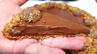 עוגת פאי קרם שוקולד וקרמל מלוח ללא אפיה  Salted caramel cake and chocolate cream (ליהי קרויץ - מטבח בקלי קלות) - התמונה מוצגת ישירות מתוך אתר האינטרנט יוטיוב. זכויות היוצרים בתמונה שייכות ליוצרה. קישור קרדיט למקור התוכן נמצא בתוך דף הסרטון