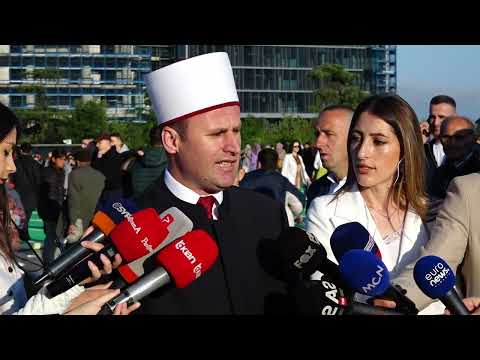 Mijëra besimtarë falin Namazin në sheshin Skënderbej. Mesazhi i kreut të KMSH:Mos e braktisni vendin