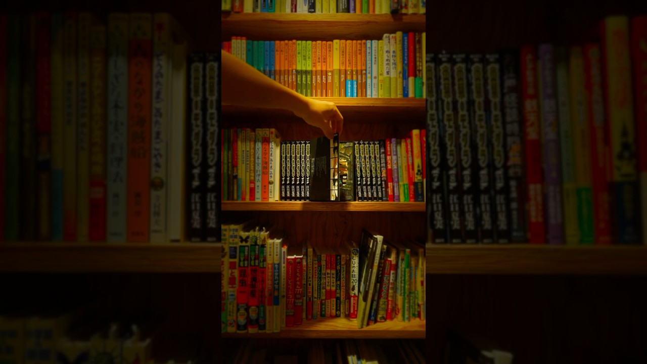 本棚に隠された小さな漫画の世界を作る。“Creating a tiny manga world hidden inside a bookshelf.”【出禁のモグラ】#ミニチュア ＃miniature