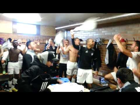 Assyriska IK Sjunger i omkädningsrummet efter avancemanget till division 3