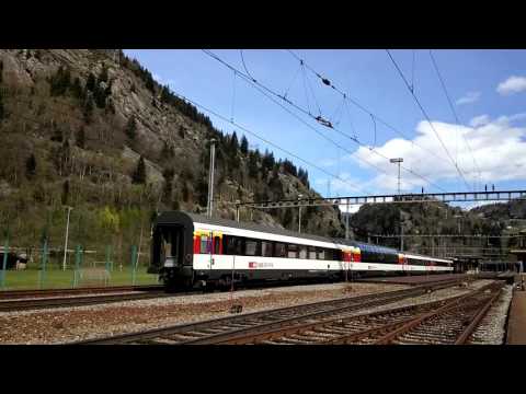 TRENI SVIZZERI IN TRANSITO IN STAZIONE A RODI-FIESSO.(CH) 25 - 4 - 2016.