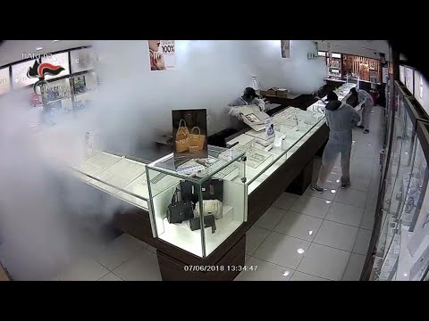 Bari, devastano centro commerciale per rubare 60mila euro di gioielli: arrestati 3 ventenni