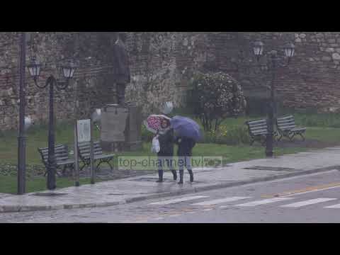 Erëra të forta dhe reshje shiu në Elbasan, nuk ka probleme në qarkullim