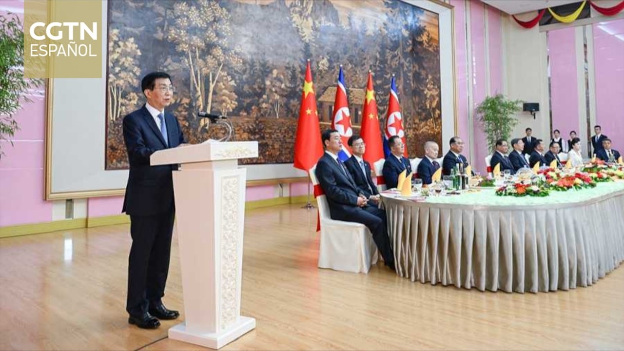 Wang Huning asiste en Pyongyang a recepción por el 65º aniversario del tratado de amistad China-RPDC
