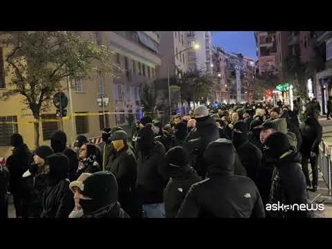 Acca Larenzia, il rito del "presente" e il saluto romano. Donna grida: "Italia...