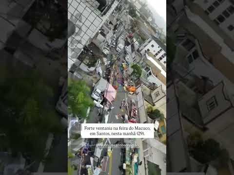 Fortes rajadas de ventos causam danos ás barracas da feira do Macuco, em Santos.