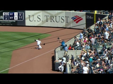 DET@NYY: Fan makes tremendous catch at Yankees game